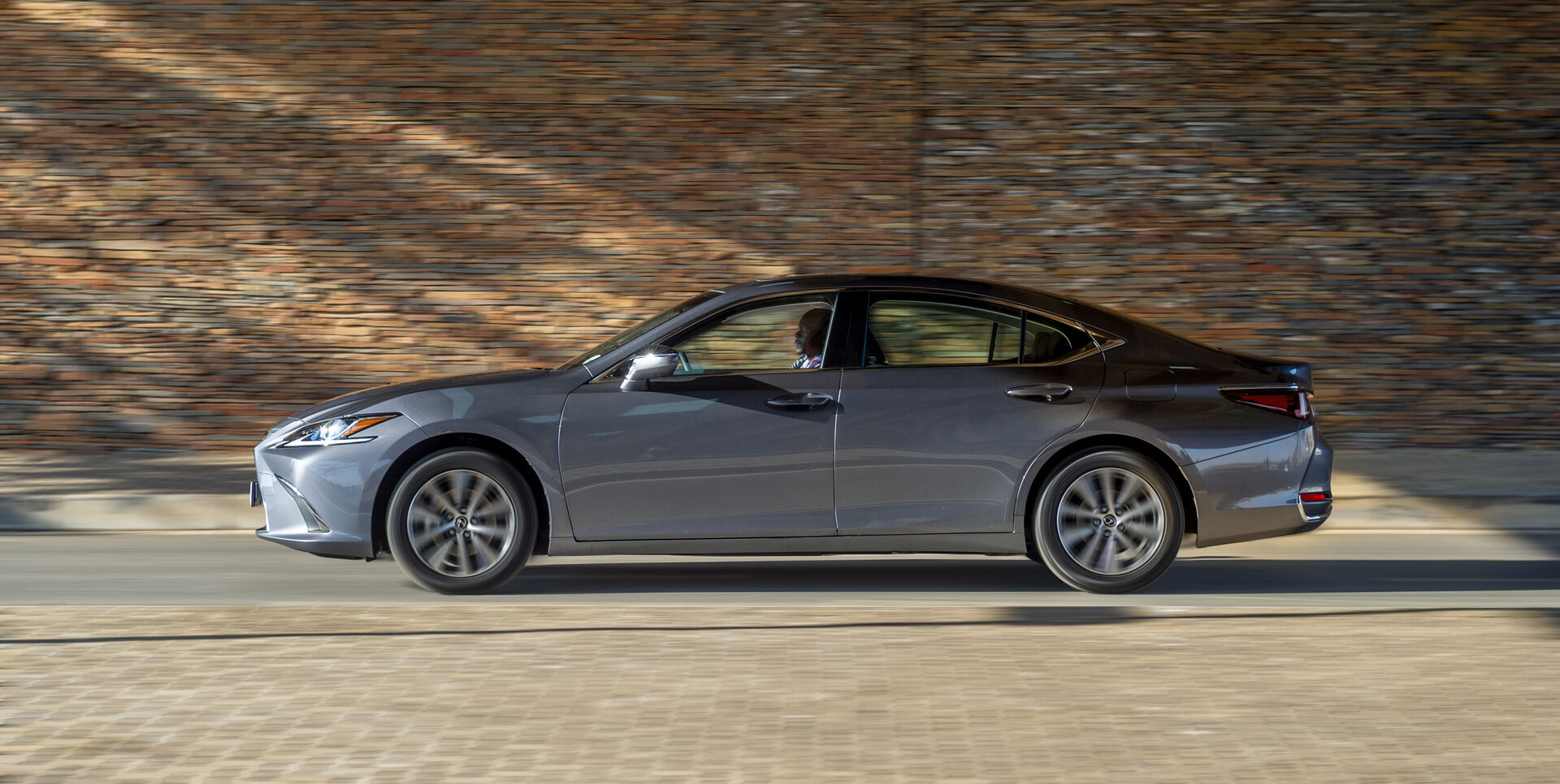 Lexus ES - Hybrid technology on another level